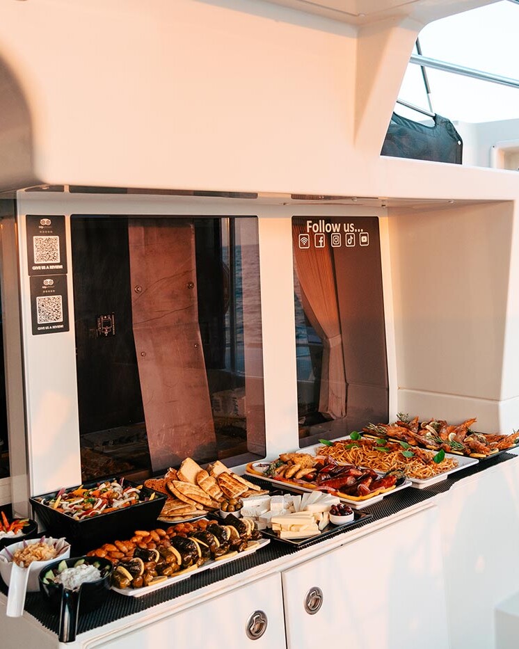 Nourriture grecque sur un catamaran à Santorin, en Grèce