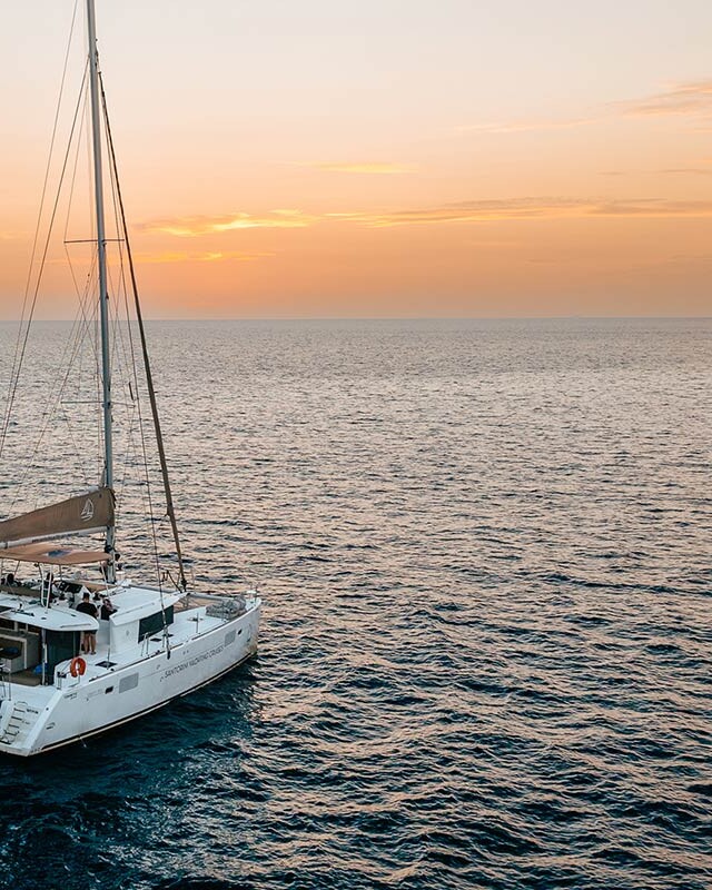 Catamaran coucher de soleil santorin