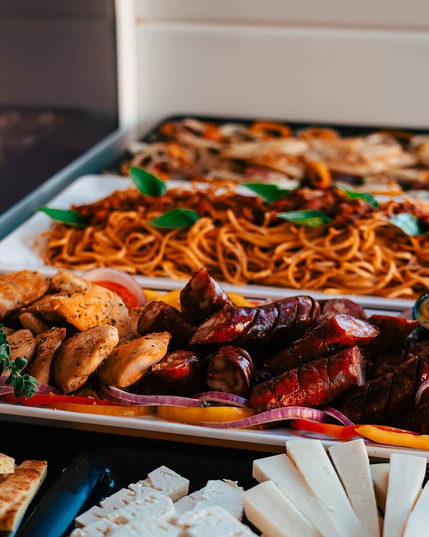 Nourriture grecque sur un catamaran à Santorin, en Grèce