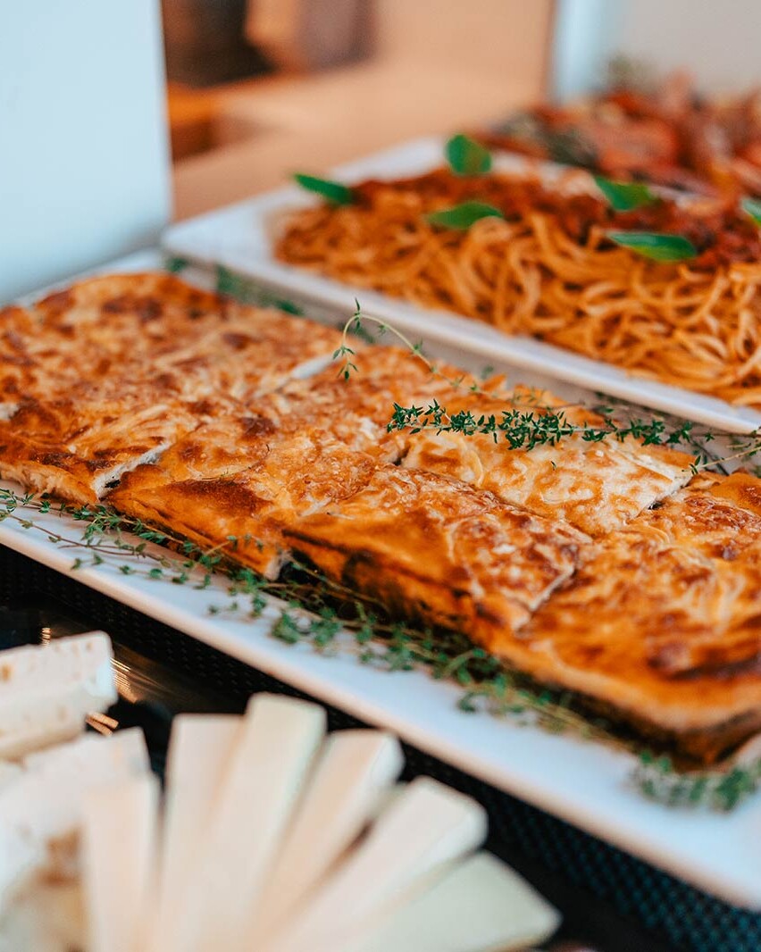 Nourriture grecque sur un catamaran à Santorin, en Grèce